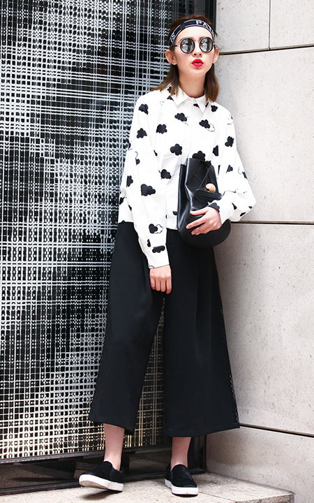 日韓風尚 簡約黑色套頭衛(wèi)衣的百變穿搭指南